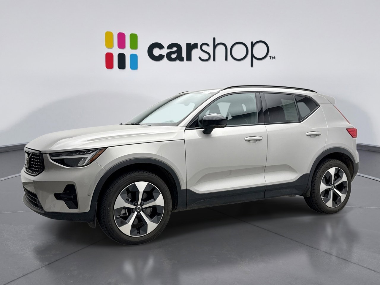 Used 2025 Volvo XC40 B5 Plus AWD/4WD image 1