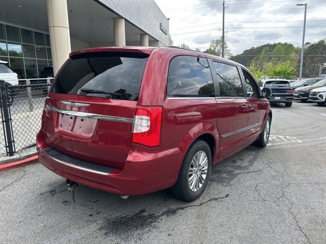 Used 2016 Chrysler Town & Country Touring-L image 5