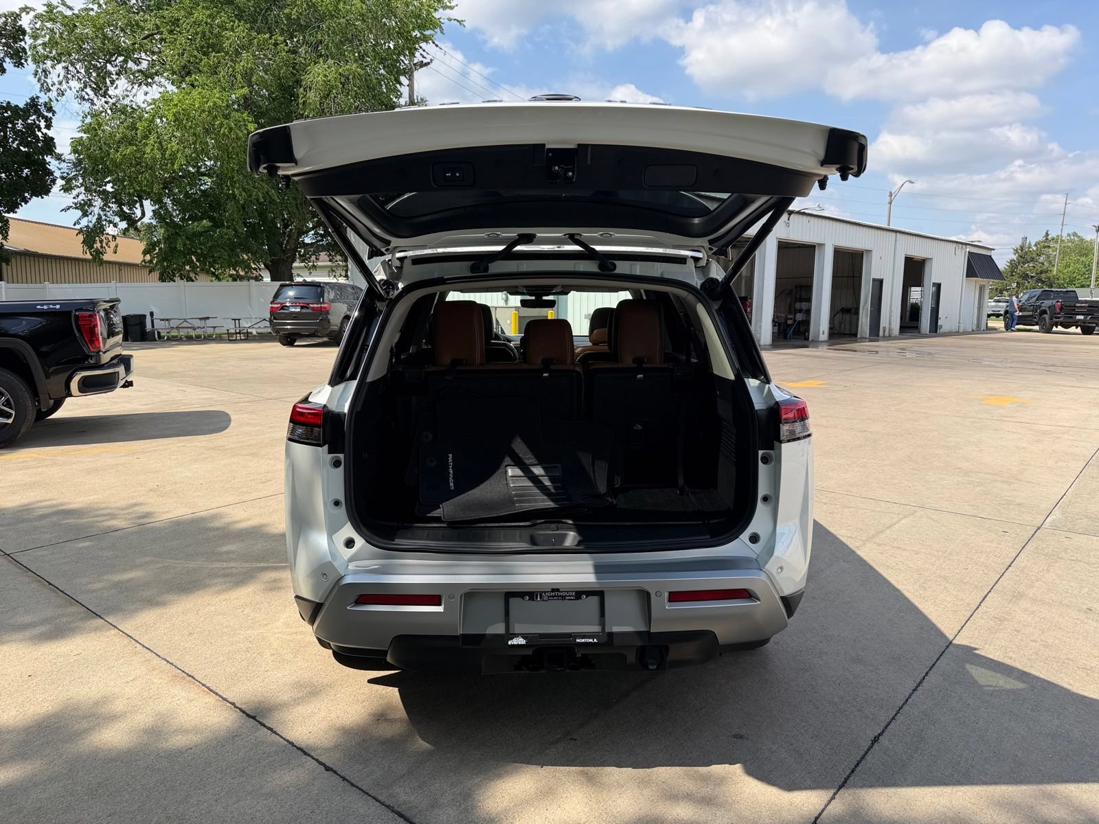 Used 2024 Nissan Pathfinder Platinum AWD/4WD image 33