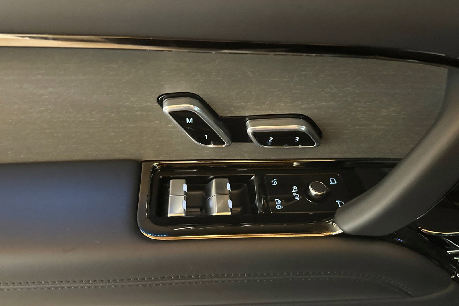 New 2026 Land Rover Range Rover SV image 13