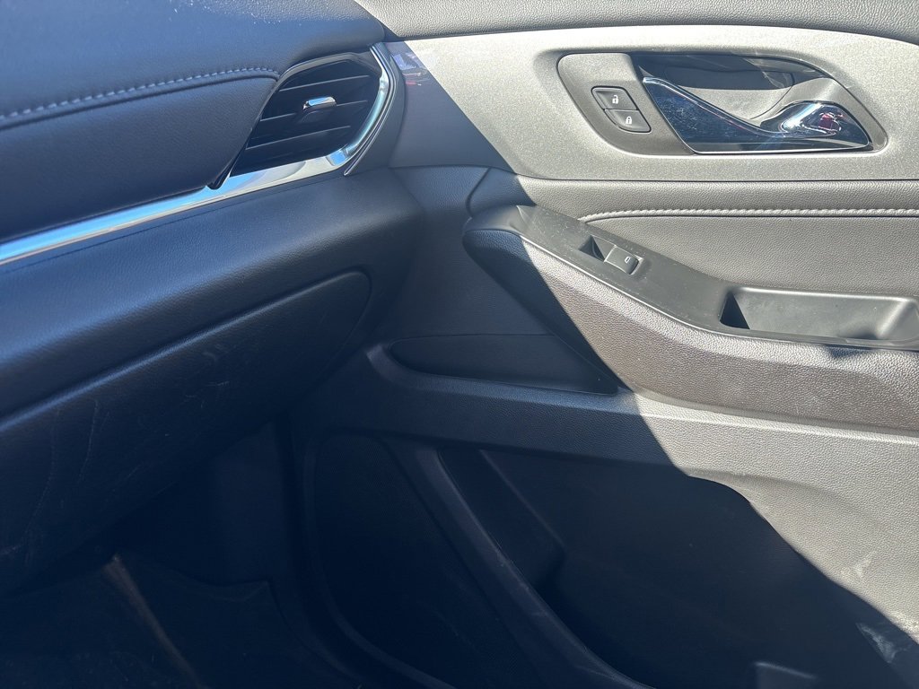 Used 2023 Chevrolet Traverse LT image 19