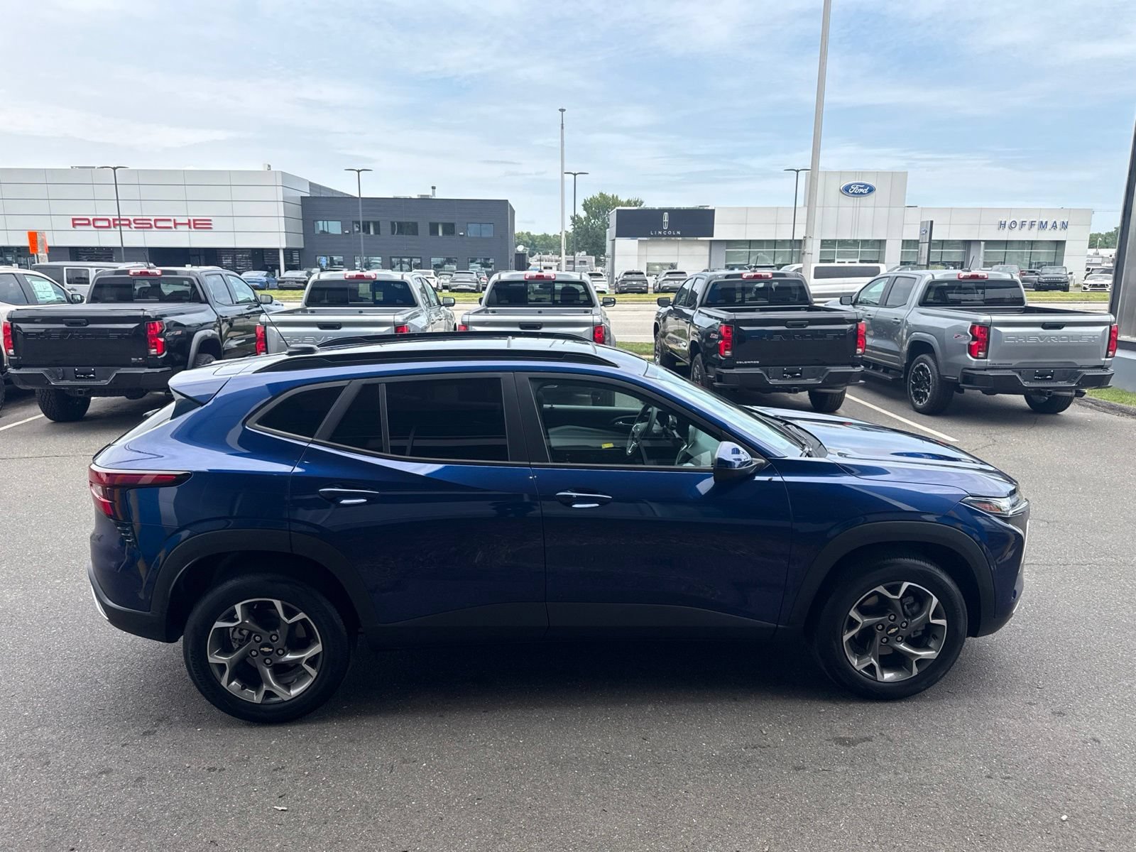 Used 2024 Chevrolet Trax LT w/ Sunroof Package FWD image 5