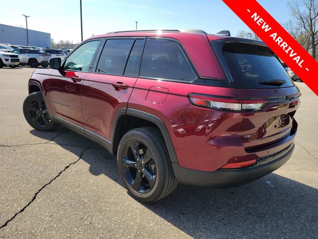 Used 2024 Jeep Grand Cherokee Altitude AWD/4WD image 5