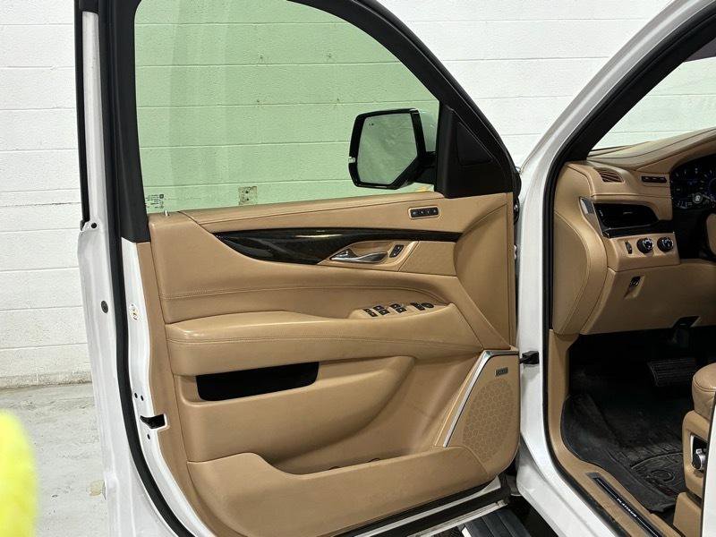 Used 2018 Cadillac Escalade Platinum AWD/4WD image 8