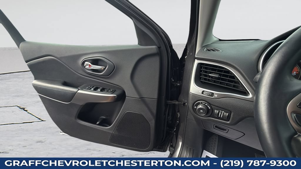 Used 2019 Jeep Cherokee Latitude Plus AWD/4WD image 26
