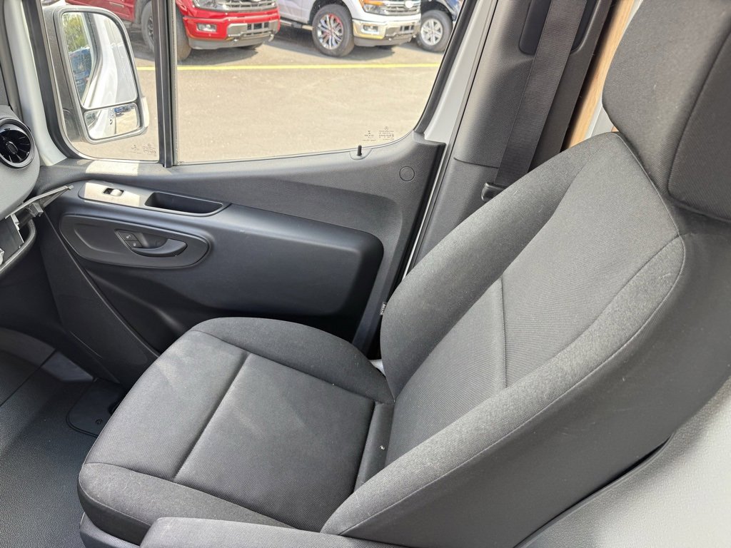 Used 2019 Freightliner Sprinter 2500 image 13