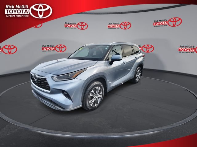Used 2021 Toyota Highlander XLE AWD/4WD image 4