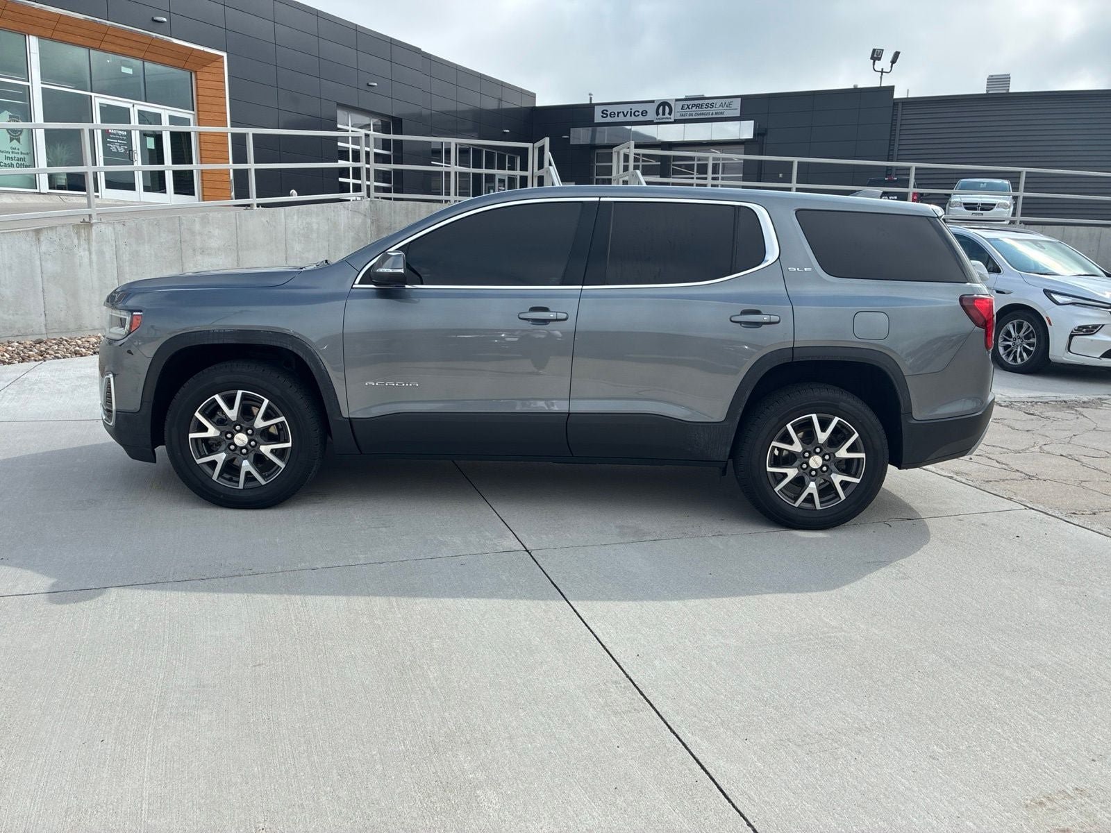 Used 2021 GMC Acadia SLE FWD image 2