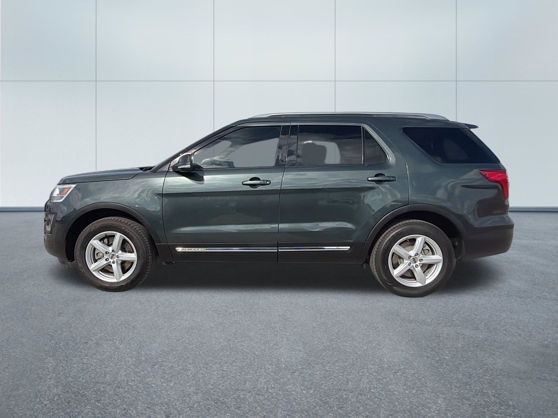 Used 2016 Ford Explorer XLT w/ Equipment Group 202A FWD image 10