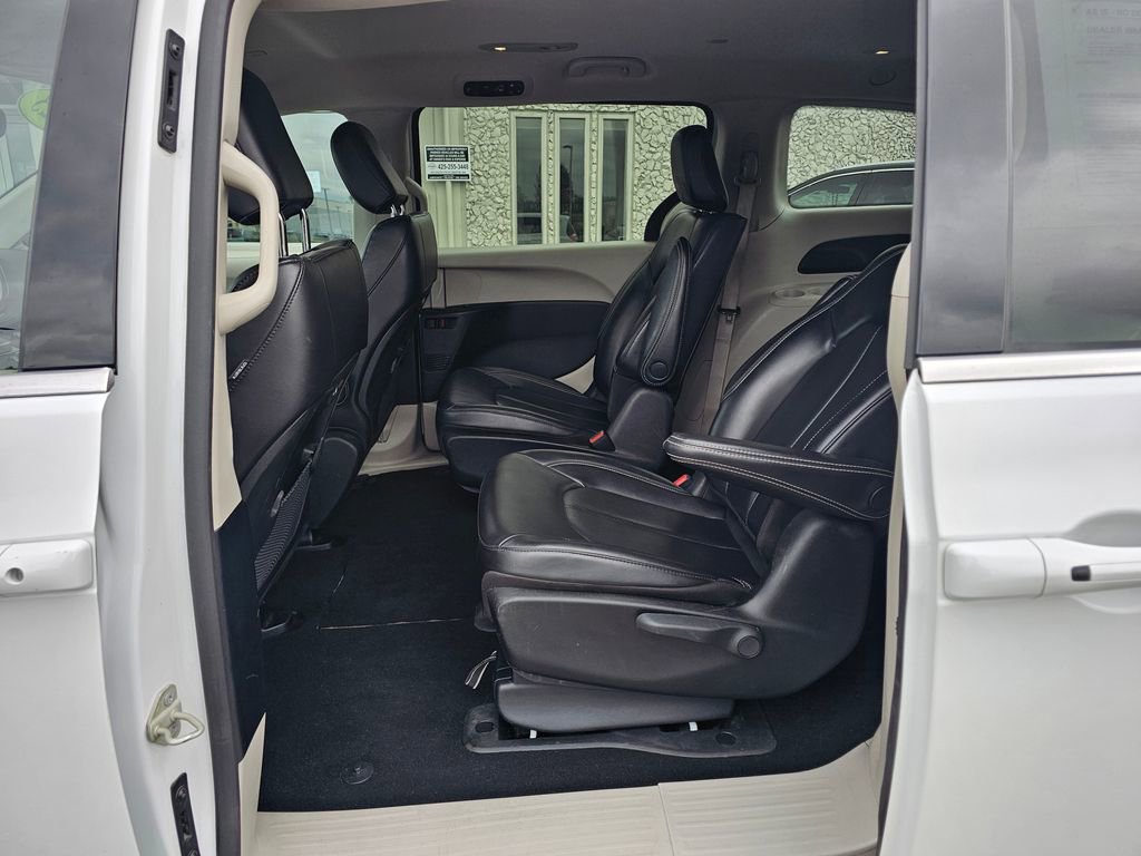 Used 2023 Chrysler Pacifica Touring-L FWD image 13