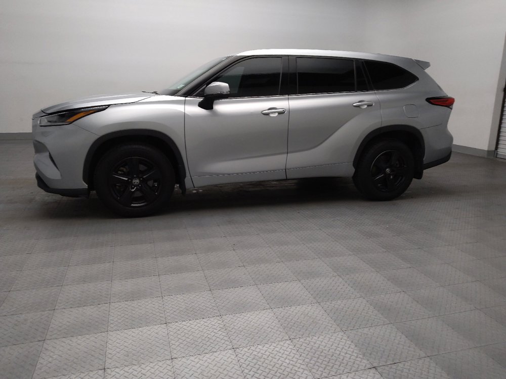 Used 2021 Toyota Highlander LE AWD/4WD image 2