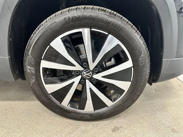 Certified 2023 Volkswagen Taos SE w/ Panoramic Sunroof Package image 17