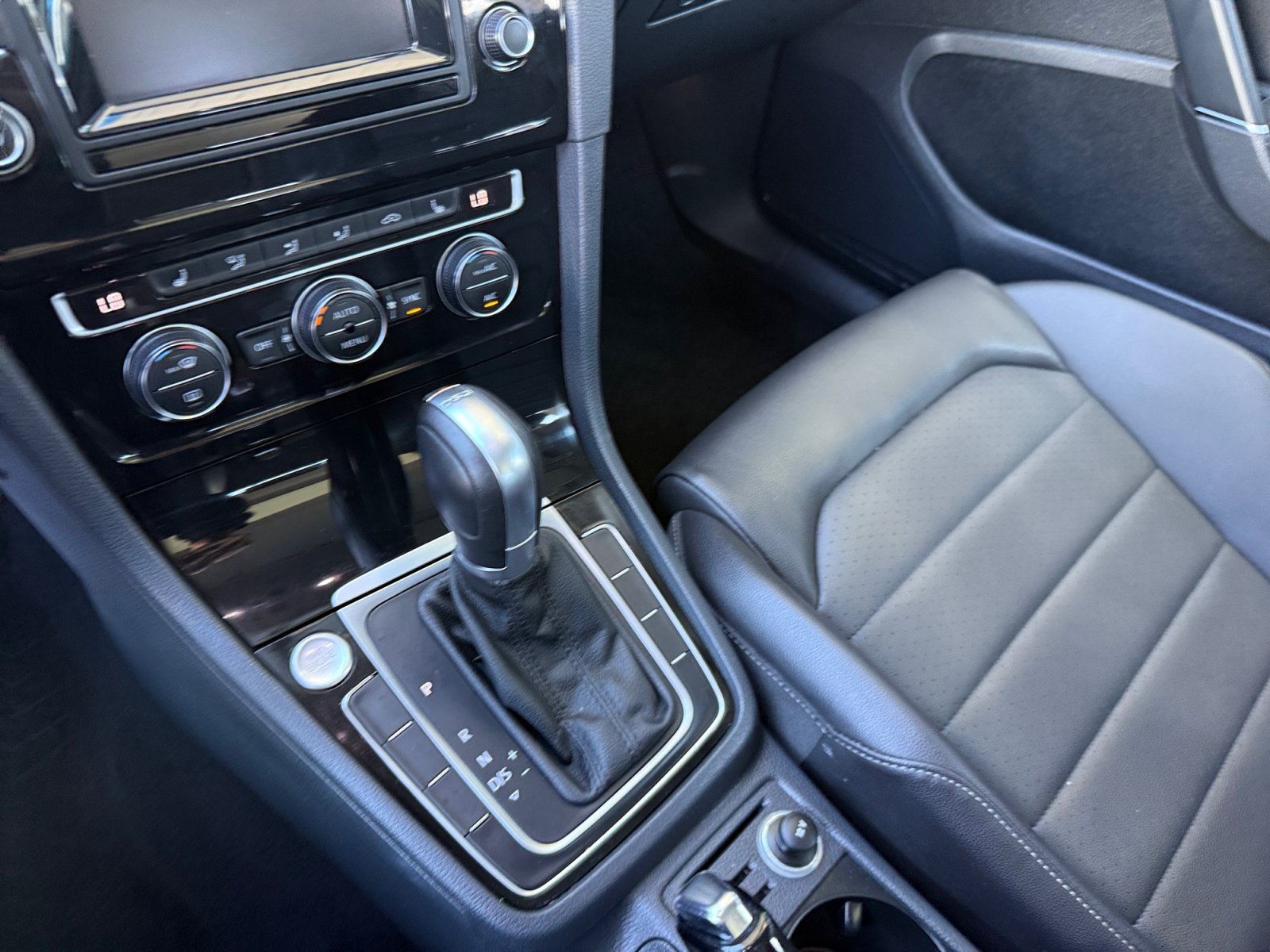 Used 2015 Volkswagen Golf TDI SEL w/ Lighting Package (SEL) FWD image 13