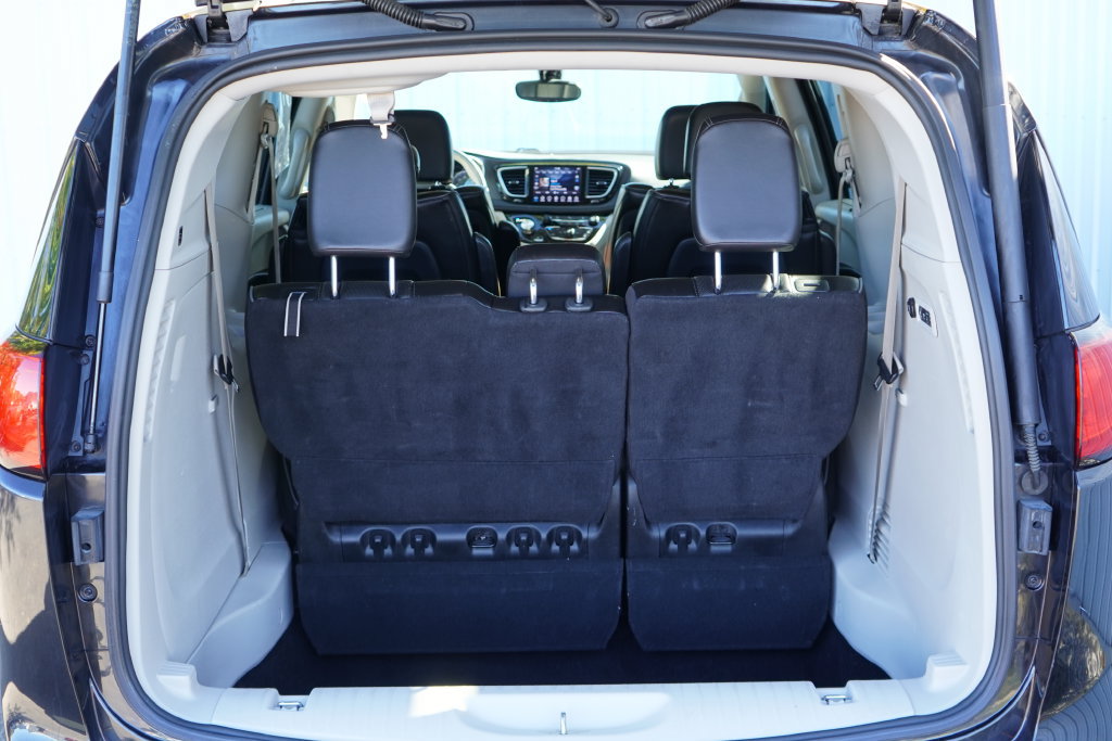 Used 2020 Chrysler Pacifica Limited FWD image 9