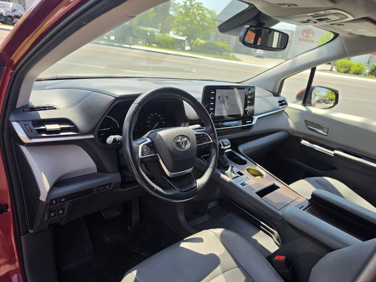 Used 2022 Toyota Sienna XLE FWD image 12