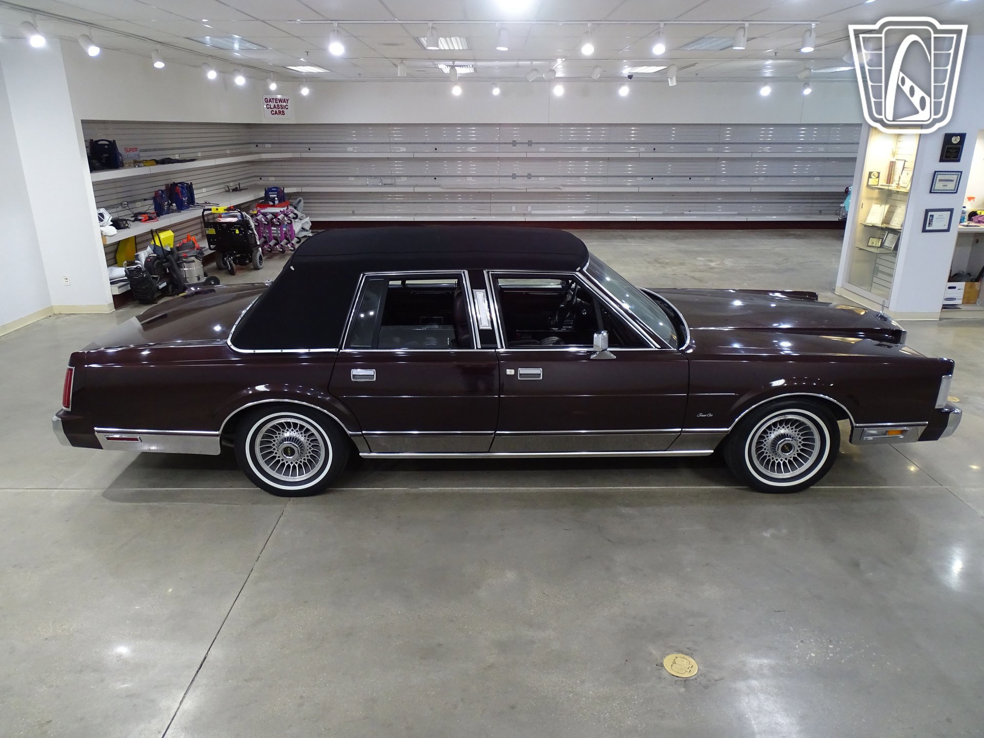 Used 1988 Lincoln Town Car RWD image 17
