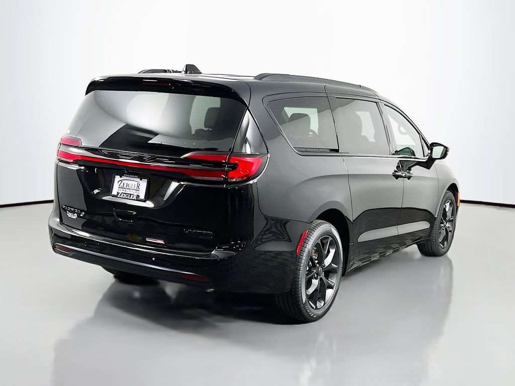 New 2027 Chrysler Pacifica Limited w/ Family Tech Group AWD/4WD image 7