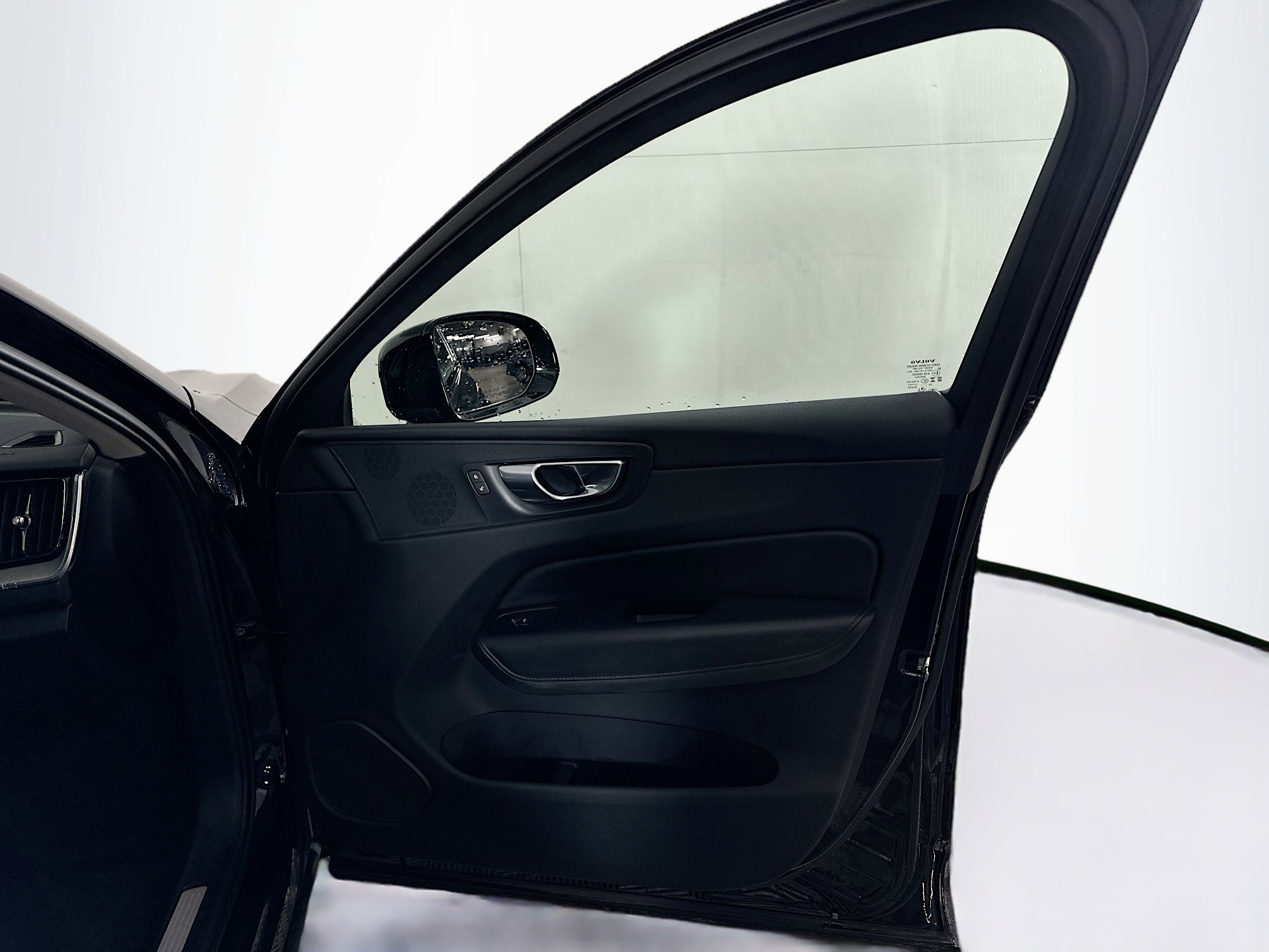 Used 2025 Volvo XC60 B5 Plus image 31