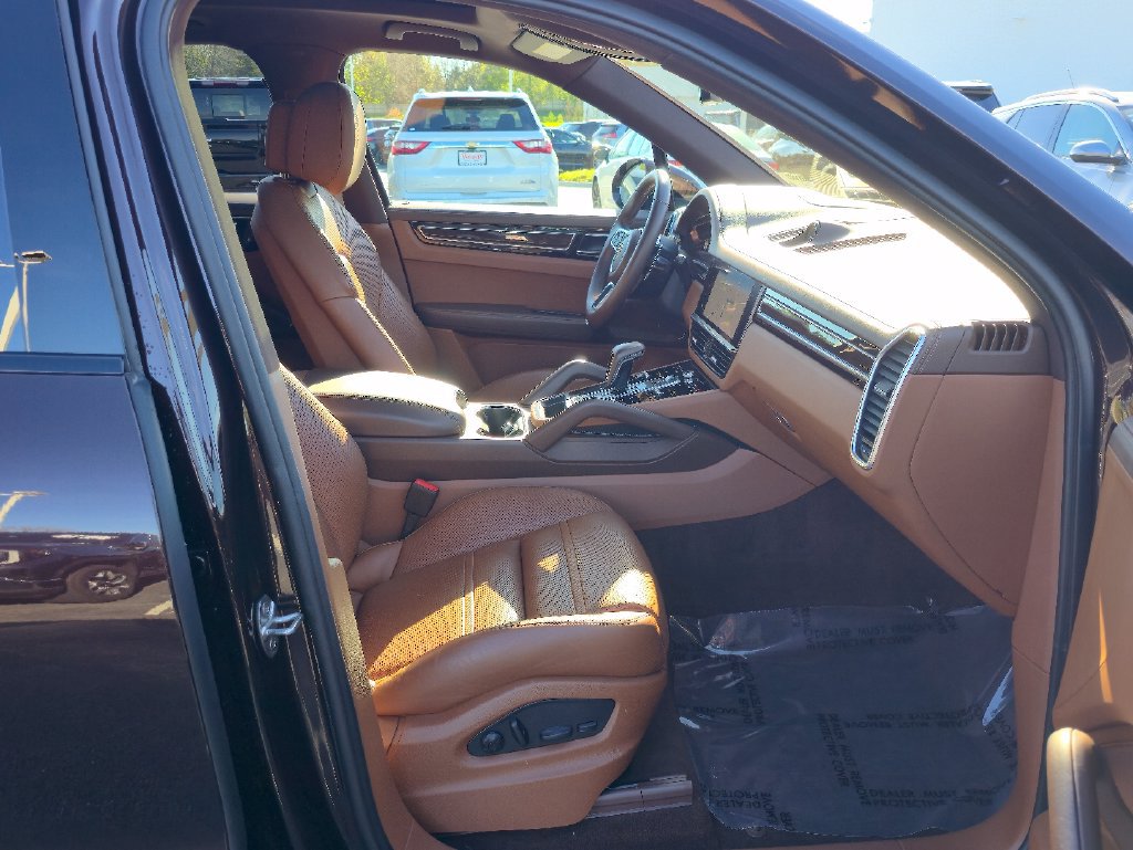 Used 2023 Porsche Cayenne Platinum Edition AWD/4WD image 29