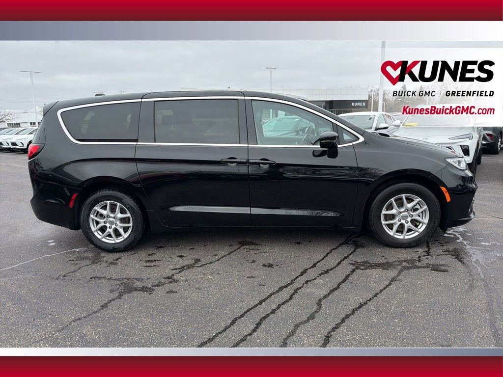 Used 2025 Chrysler Pacifica Select image 4