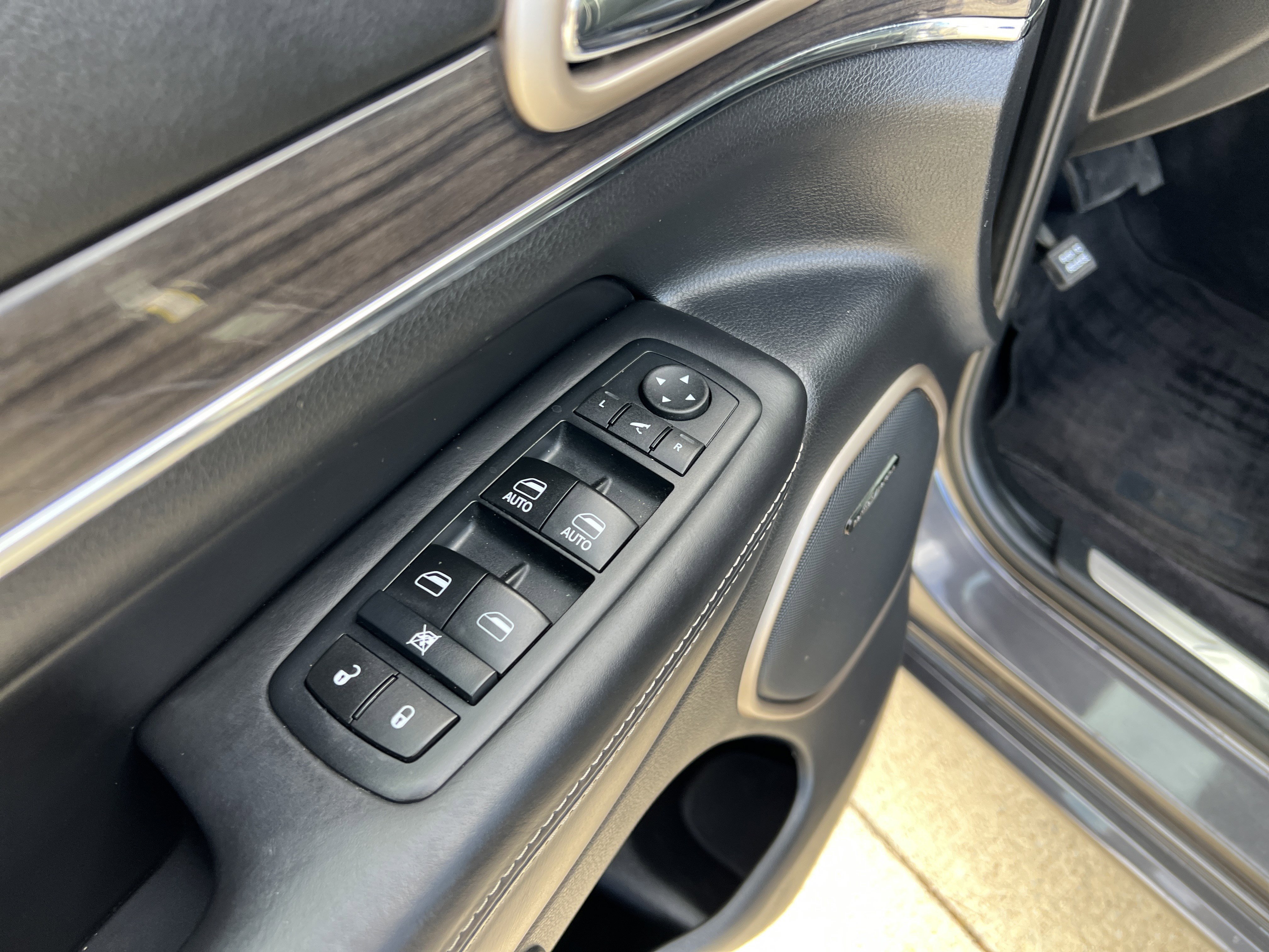 Used 2017 Jeep Grand Cherokee Overland w/ Jeep Active Safety Group image 14