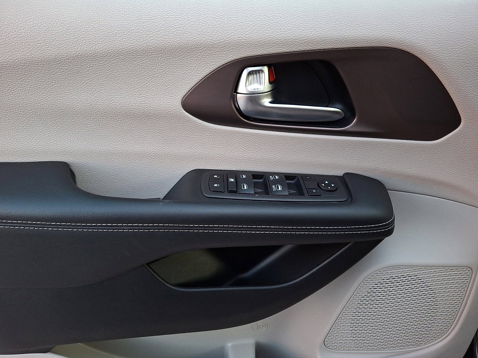 Used 2023 Chrysler Voyager LX FWD image 13