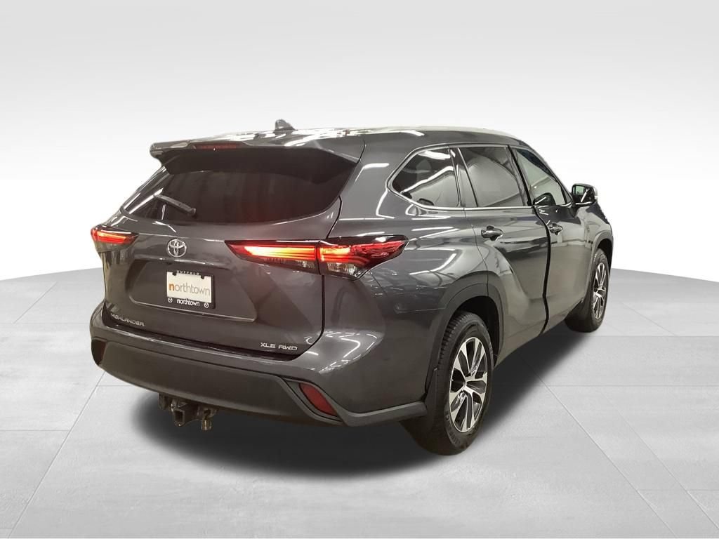 Used 2022 Toyota Highlander XLE AWD/4WD image 30