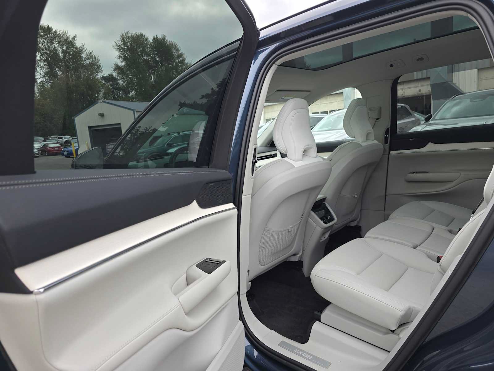 Certified 2025 Volvo EX90 Ultra AWD/4WD image 17