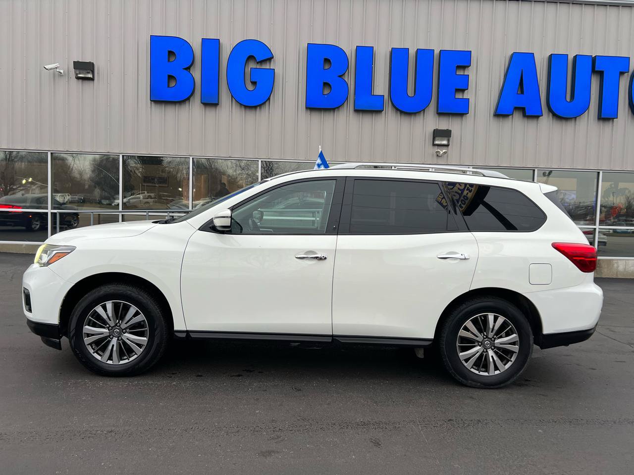 Used 2018 Nissan Pathfinder SV AWD/4WD image 2
