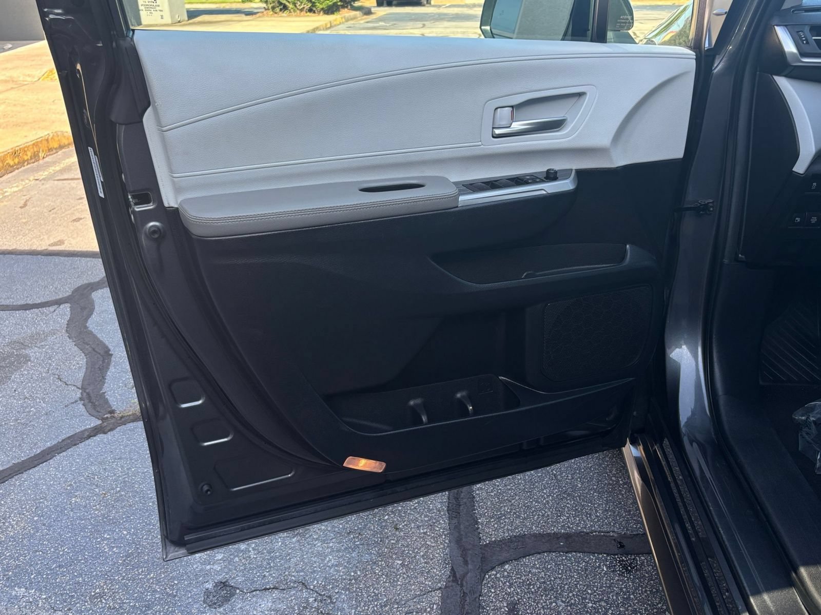 Used 2025 Toyota Sienna XLE FWD image 19