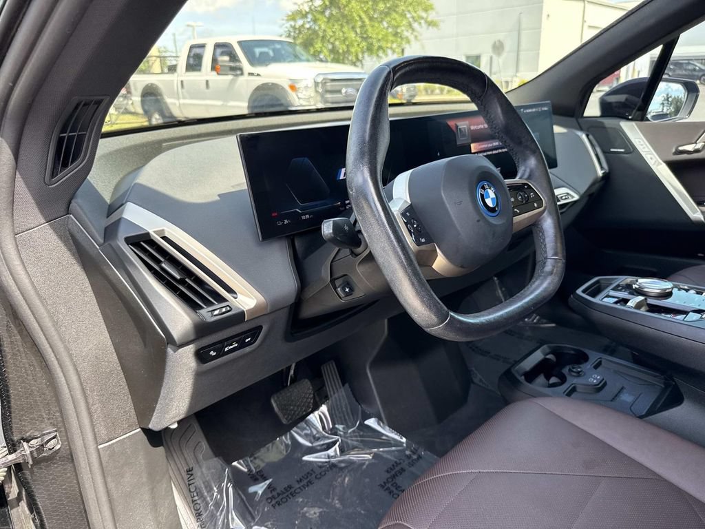 Used 2023 BMW iX xDrive50 w/ Sport Package AWD/4WD image 25