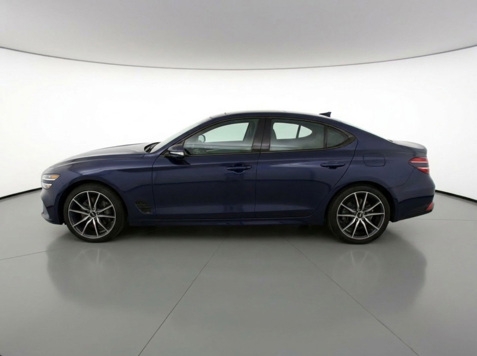 Used 2025 Genesis G70 2.5T image 5