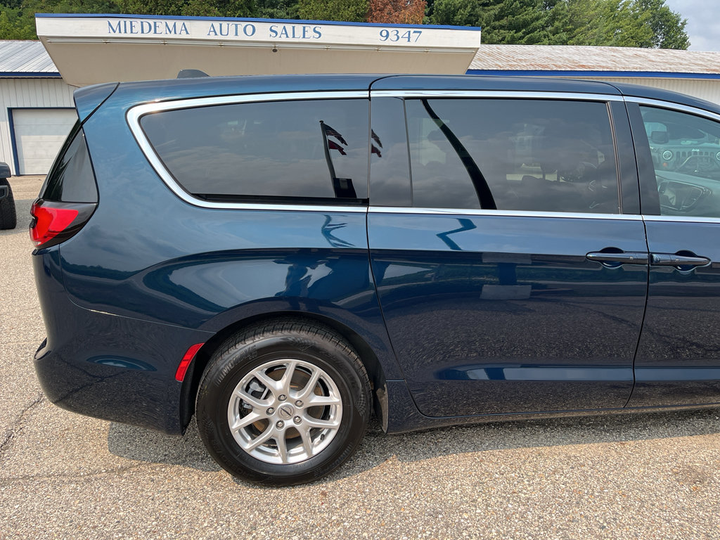 Used 2025 Chrysler Pacifica Select FWD image 8