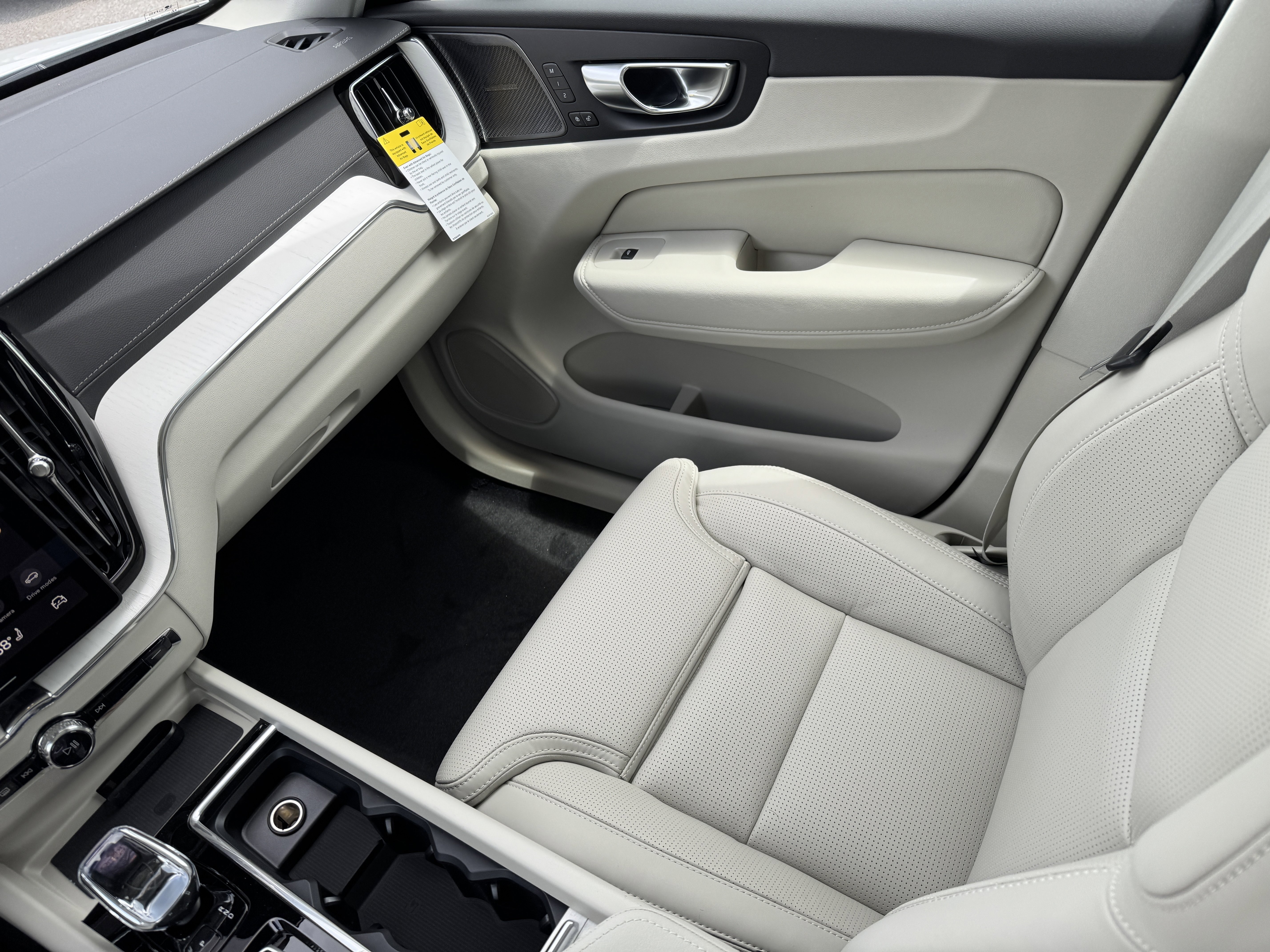 New 2026 Volvo XC60 B5 Ultra w/ Climate Package image 16