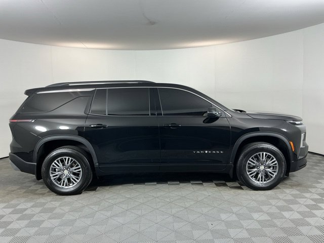 Used 2025 Chevrolet Traverse LT FWD image 4
