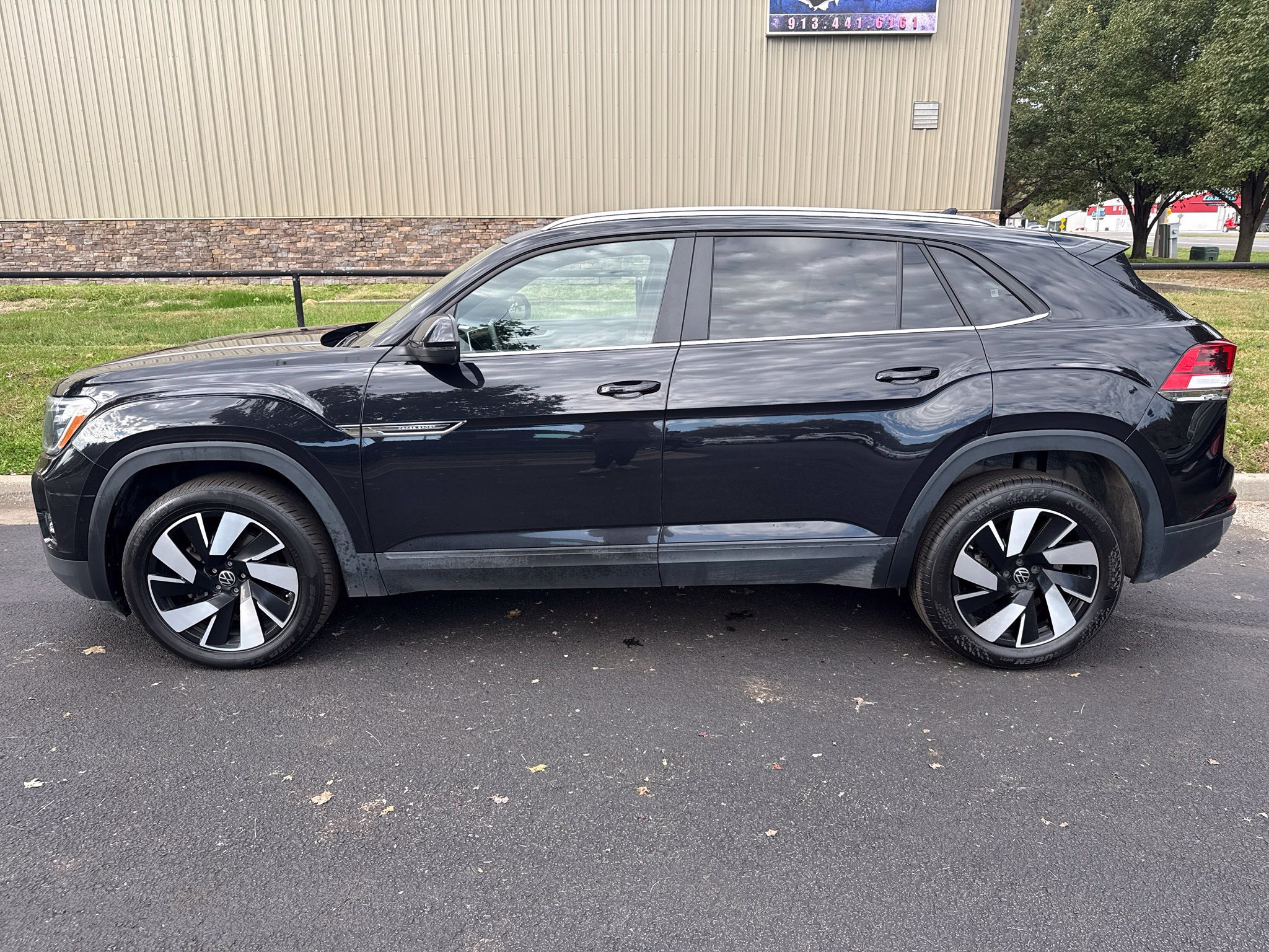 Used 2025 Volkswagen Atlas Cross Sport SE AWD/4WD image 8