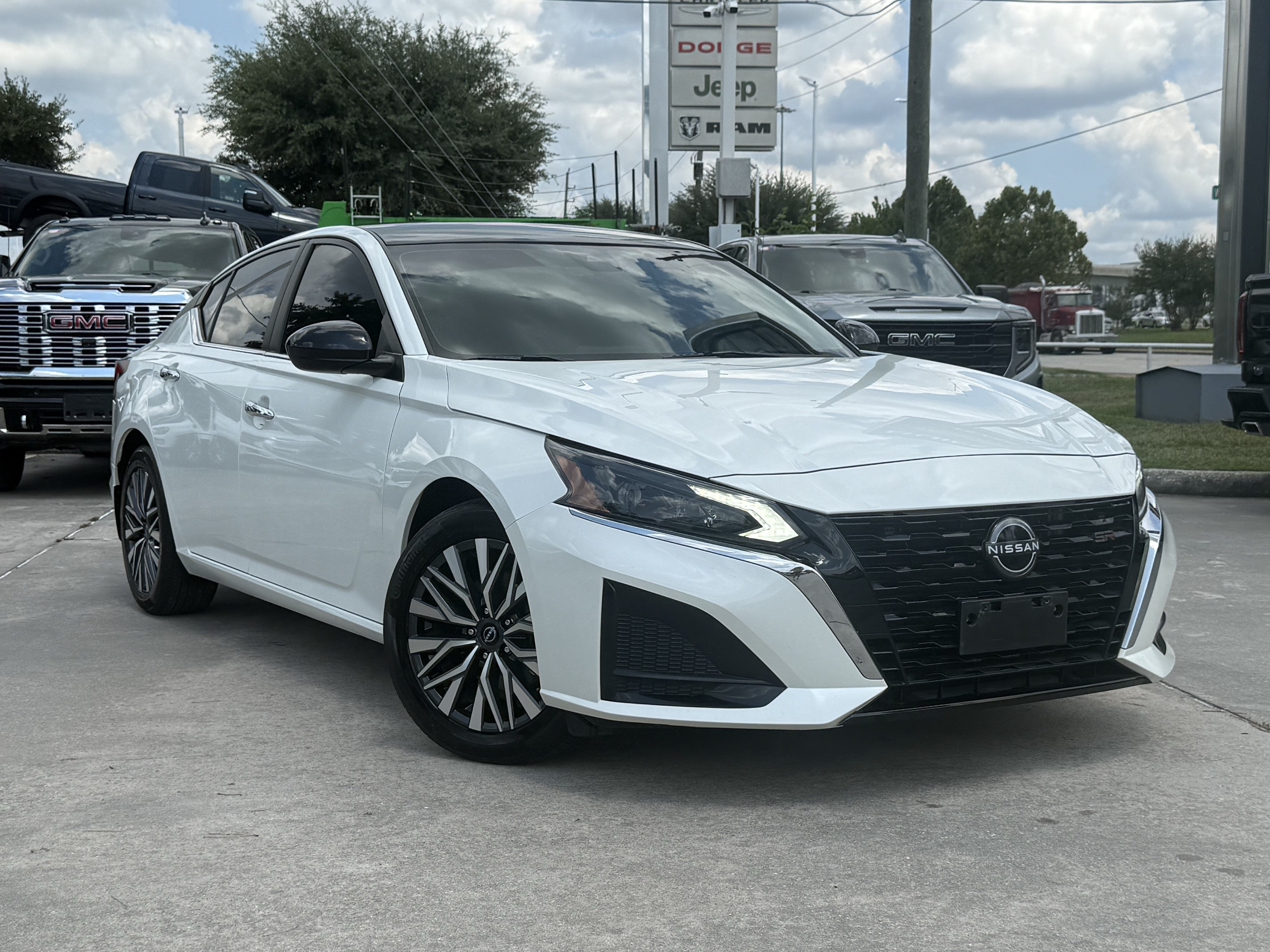 Used 2023 Nissan Altima 2.5 SV FWD image 2
