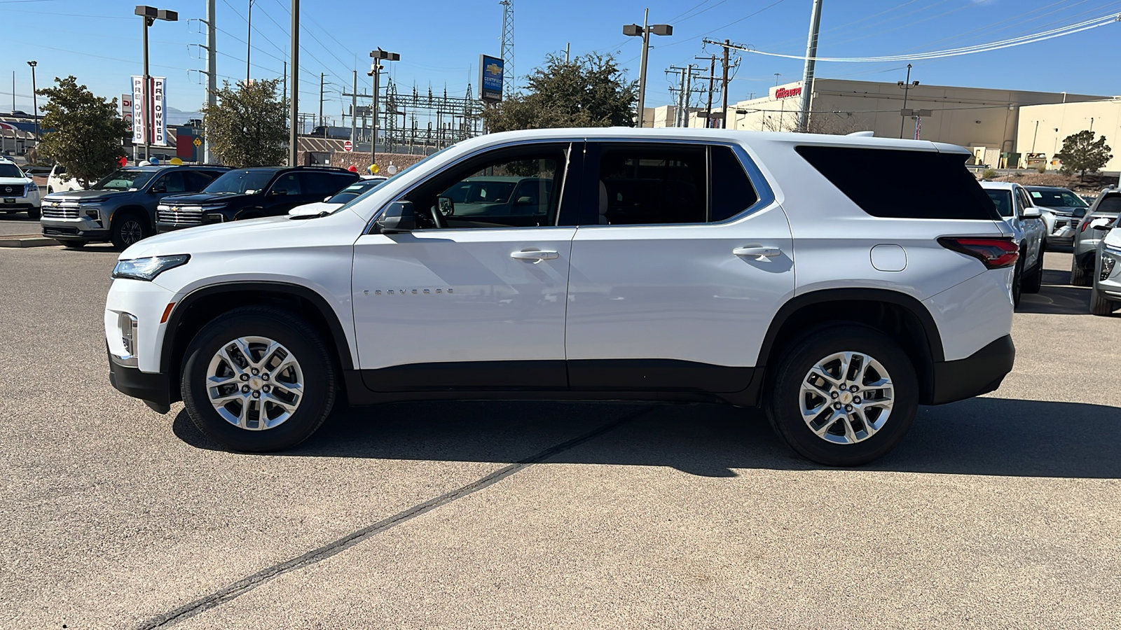 Used 2023 Chevrolet Traverse LS image 4