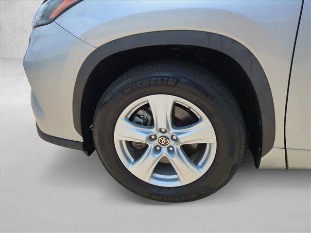 Used 2024 Toyota Highlander LE FWD image 23