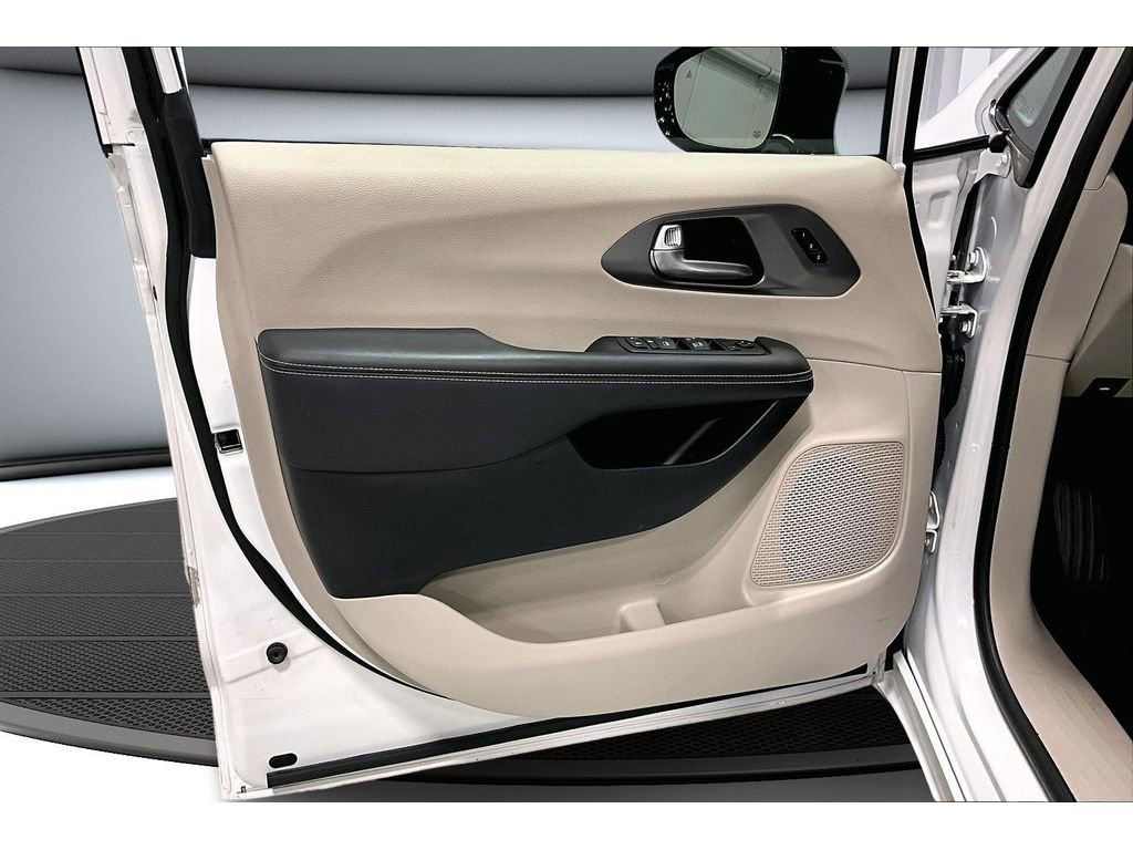 Used 2024 Chrysler Pacifica Touring-L image 23