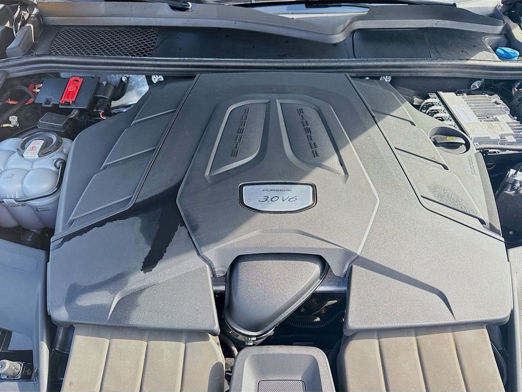 Used 2023 Porsche Cayenne Platinum Edition image 31