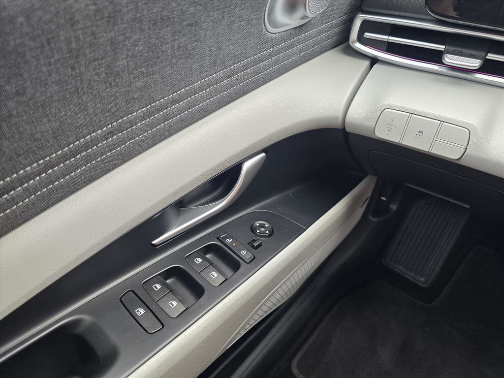 Used 2025 Hyundai Elantra Limited w/ Cargo Package image 23