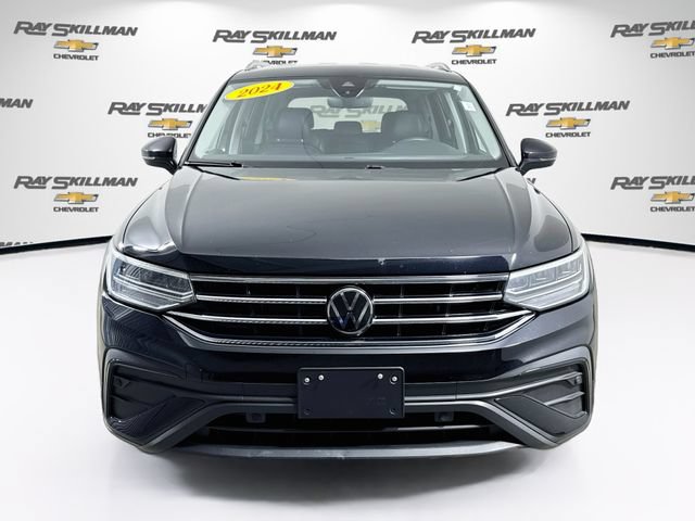 Used 2024 Volkswagen Tiguan SE AWD/4WD image 2