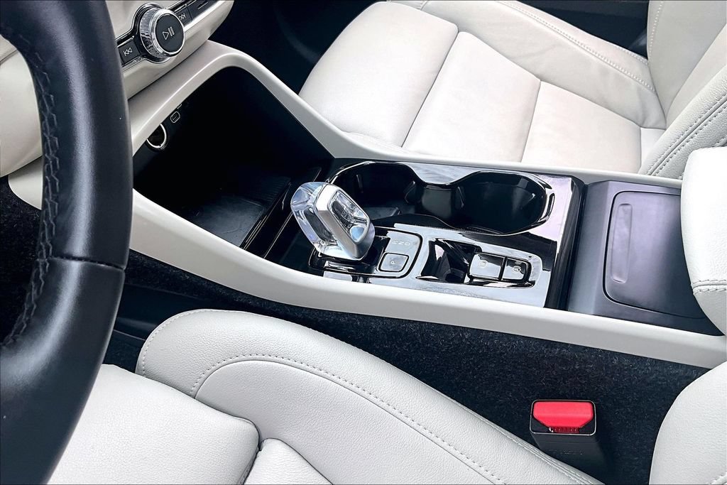 Certified 2026 Volvo XC40 B5 Plus AWD/4WD image 20