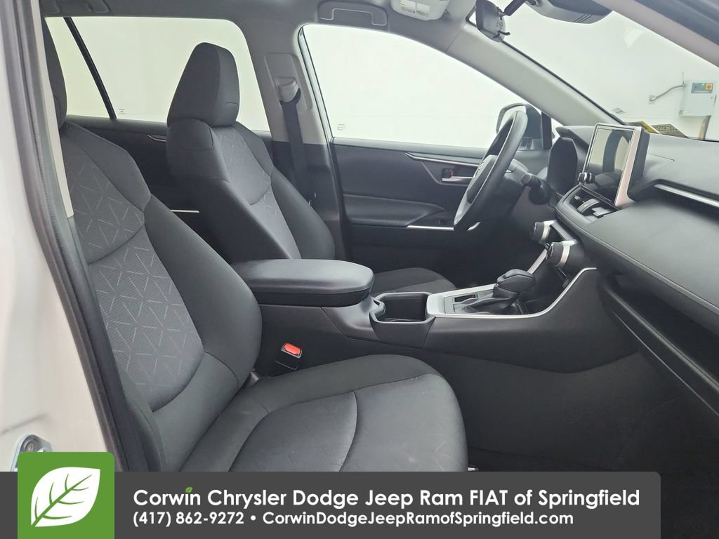 Used 2025 Toyota RAV4 XLE AWD/4WD image 31