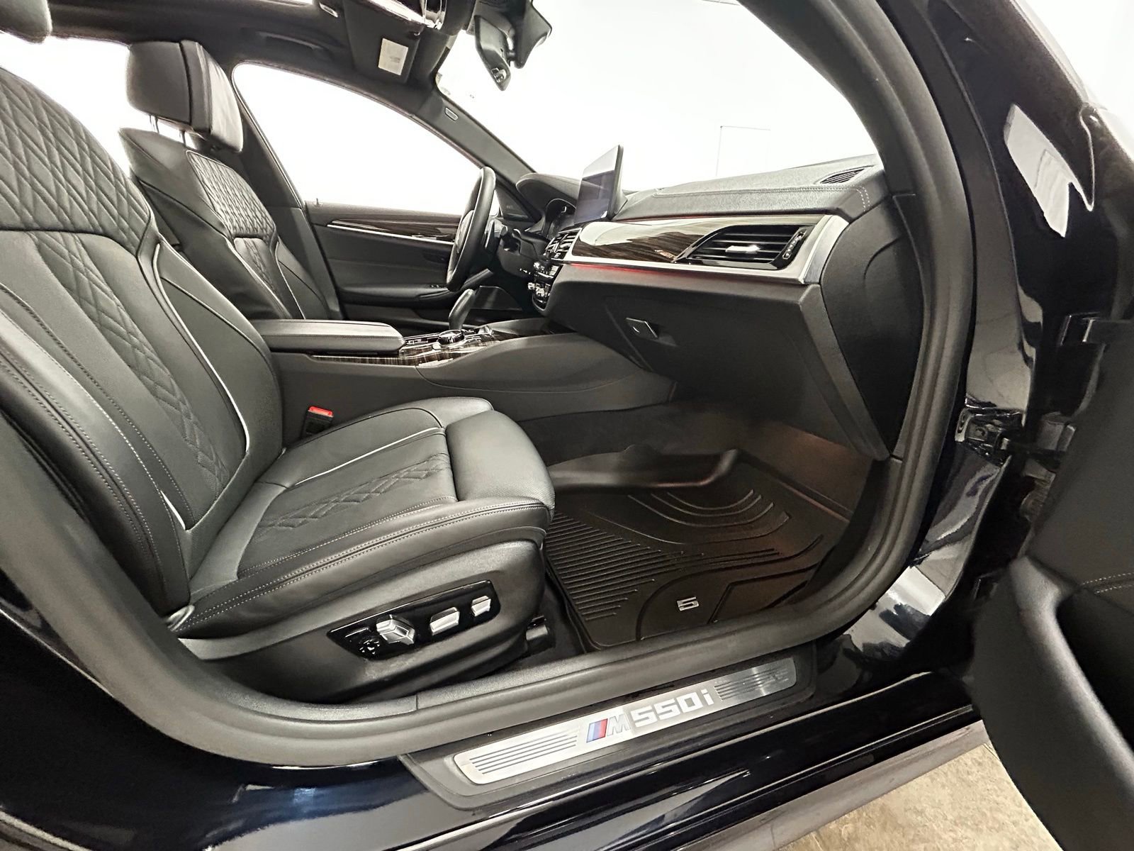 Used 2021 BMW M550i xDrive w/ Executive Package image 40