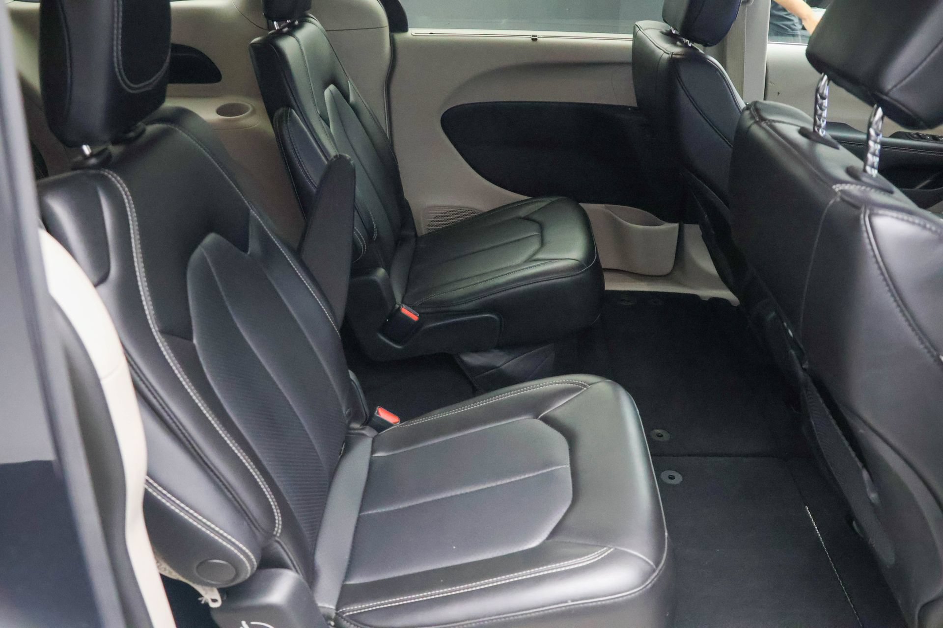 Used 2023 Chrysler Pacifica Touring-L FWD image 29