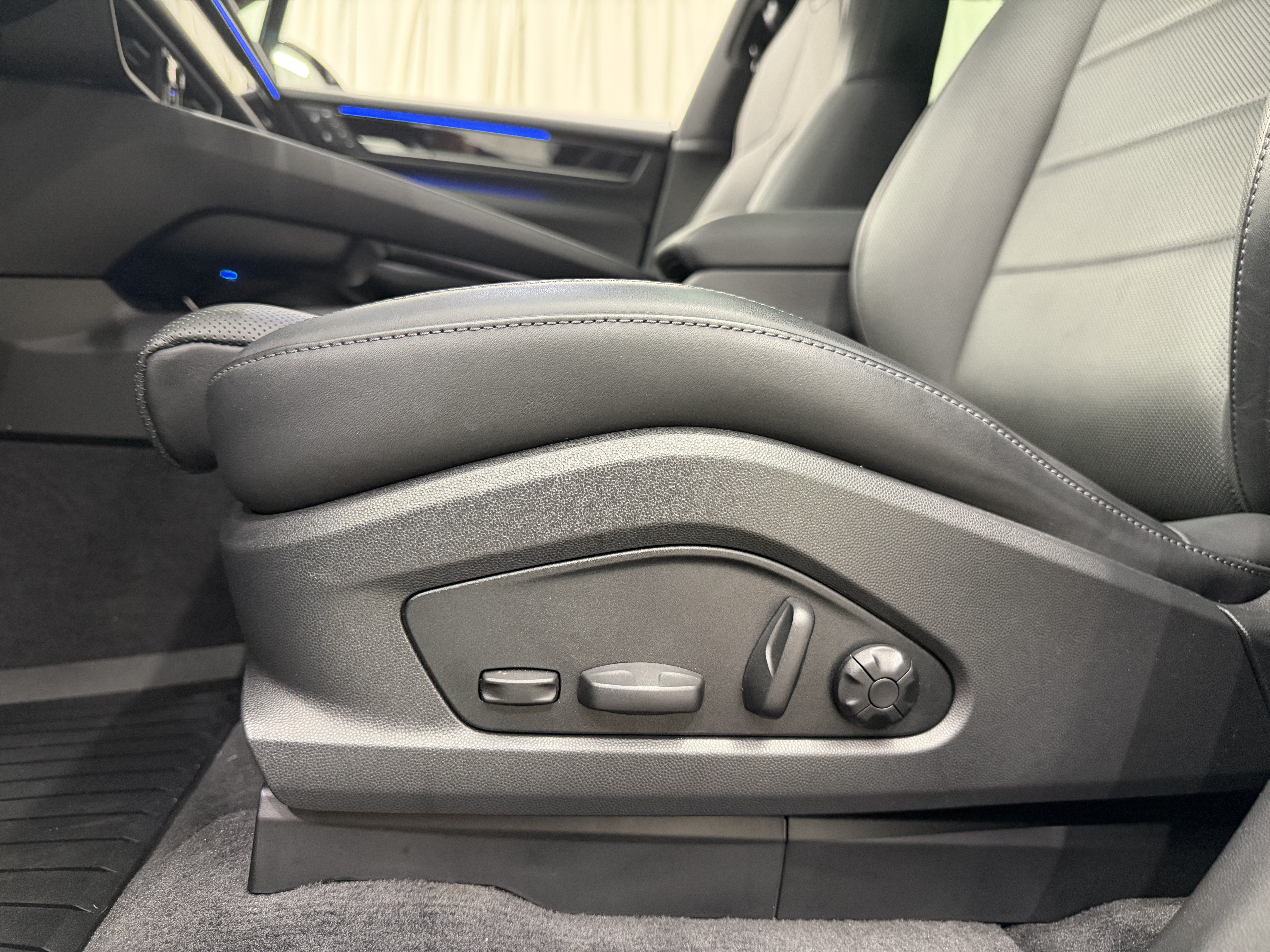 Certified 2025 Porsche Macan Electric RWD image 33