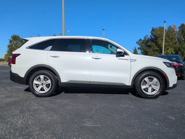 Used 2023 Kia Sorento LX image 3