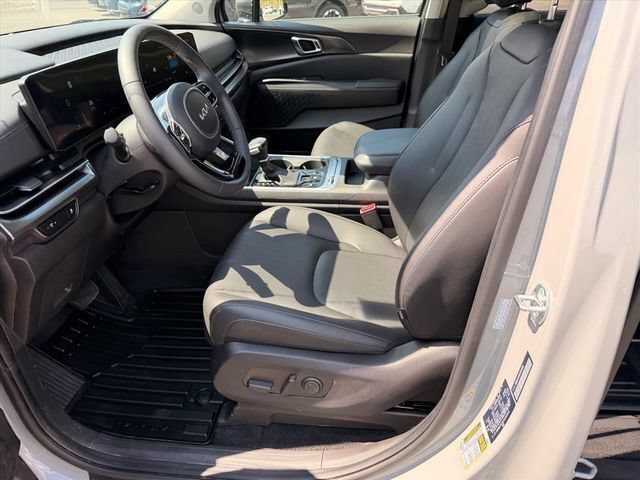 Used 2025 Kia Carnival SX w/ SX Dark Edition Package FWD image 8